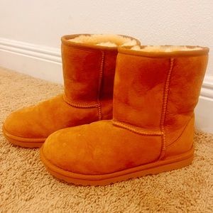 UGGS SIZE 6